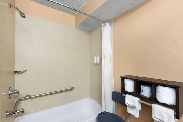 غرفة قياسية بسرير كينج لذوي الإعاقة، Super 8 by Wyndham Myrtle Beach/Market Common Area 5/7