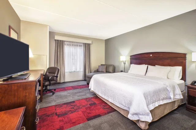 غرفة قياسية بسرير كينج، Hampton Inn Suites Madison West 2/3
