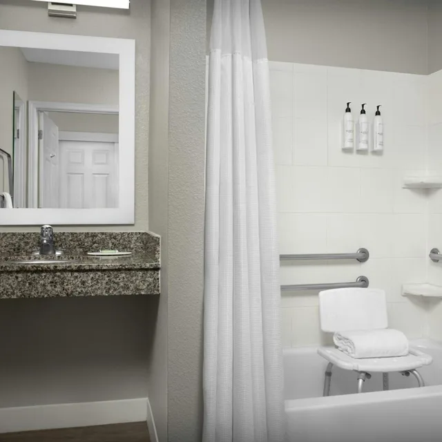 جناح بغرفتي نوم بحوض استحمام لذوي الإعاقة، TownePlace Suites by Marriott Albuquerque Airport 4/5