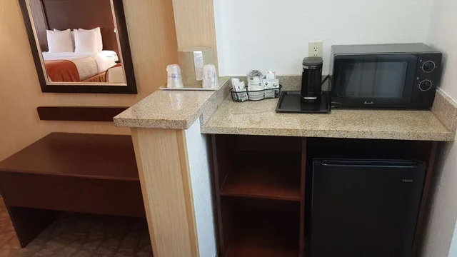 جناح بسرير كينج مع أريكة بحوض استحمام لذوي الإعاقة، Best Western San Dimas Hotel & Suites 3/3