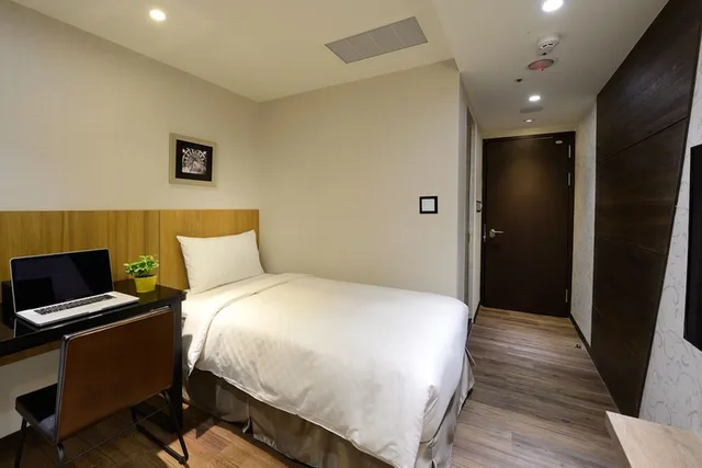 Deluxe, Triple, 1 Double and 1 Single Bed, Le room Hotel Kaifeng Taipei 2/10