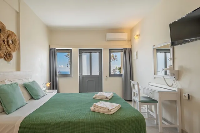 غرفة قياسية بسرير مزدوج بشرفة، Ersi Villas 8/10