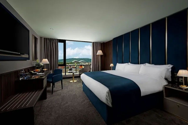 Executive, King Bed, The Savoy Hotel 3/6