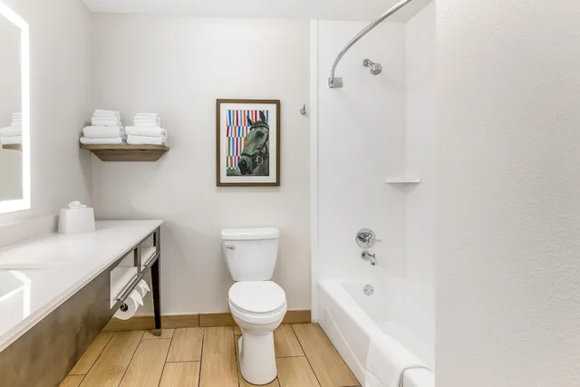 غرفة بسرير كينج مع أريكة، Hampton Inn Richmond 6/7