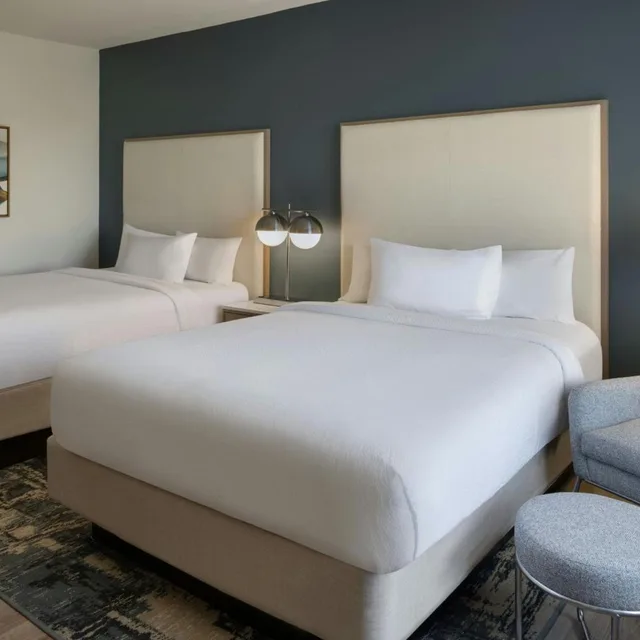 غرفة بسريرين كوين بحوض استحمام لذوي الإعاقة، Courtyard by Marriott Sandestin at Grand Boulevard 1/3