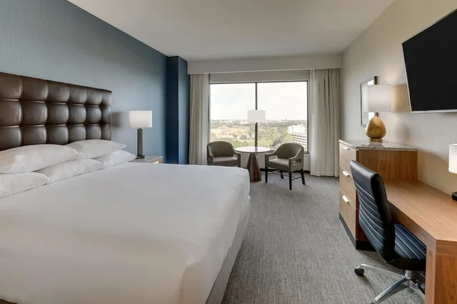 غرفة بسرير كينج بشرفة بإطلالة مع أريكة، Drury Plaza Hotel Orlando - Disney Springs Area 7/9