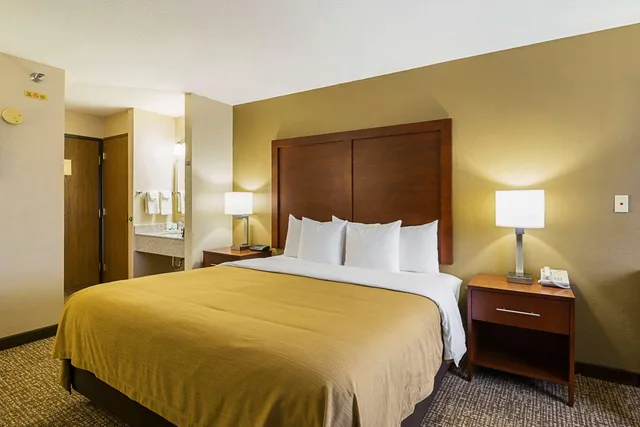Room, Double Bed, Quality Inn Waverly IA 5/9