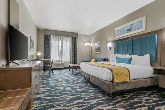 غرفة بسرير كينج بإطلالة مع أريكة بمطبخ صغير بحوض استحمام لذوي الإعاقة، Executive Residency By Best Western Corpus Christi 2/5