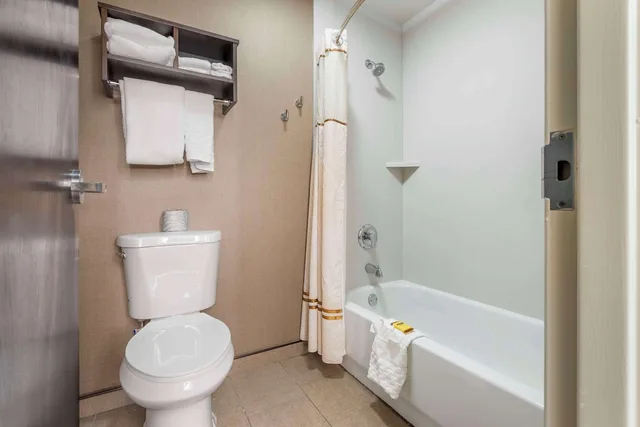 غرفة قياسية بسريرين كوين، Best Western Plus Ramkota Hotel 5/6