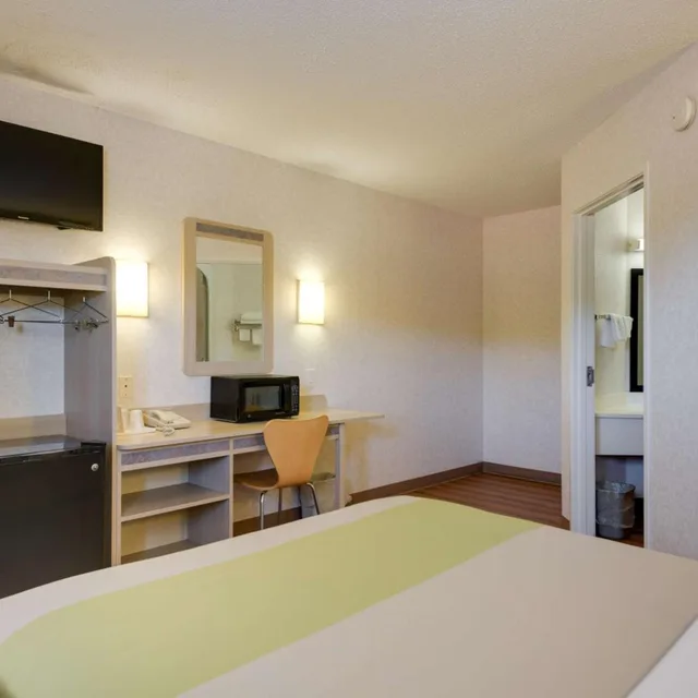 غرفة بسرير كوين لغير المدخنين، Motel6 Statesville, NC 6/10