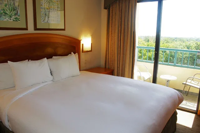 Redesigned, Suite, King Bed، Hilton Suites Boca Raton 4/10