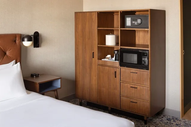 غرفة بسرير كينج بإطلالة على المدينة بمطبخ صغير، Four Points by Sheraton Penticton at the Convention Centre 2/3