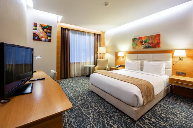 جناح بسرير كينج بإطلالة على المدينة للمدخنين، Holiday Inn Baku 7/10