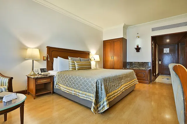 Club, Double Bed, The Orchid Mumbai 1/4
