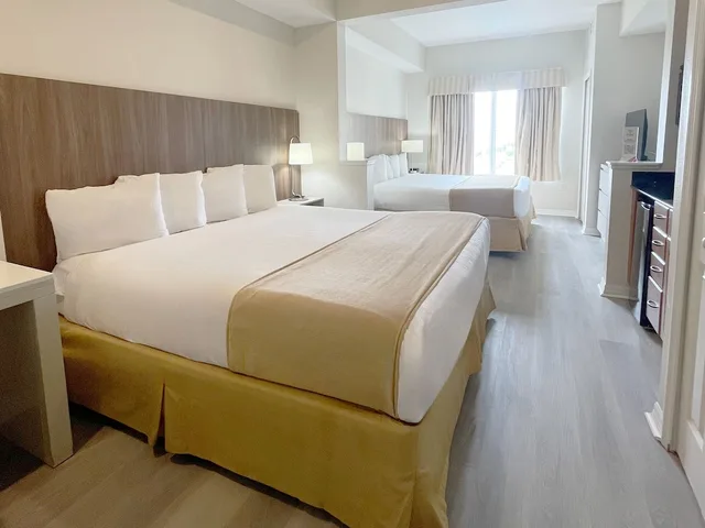 غرفة بسريرين كينج، The Point Hotel & Suites 1/5