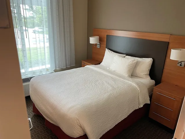 غرفة بسرير كوين بغرفة نوم واحدة مع أريكة، TownePlace Suites Orlando at Flamingo Crossings Town Center/Western Entrance 2/8