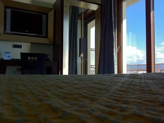 غرفة سوبيريور بسريرين منفصلين بإطلالة على البحر، HOTEL LA LUCERTOLA 1/3