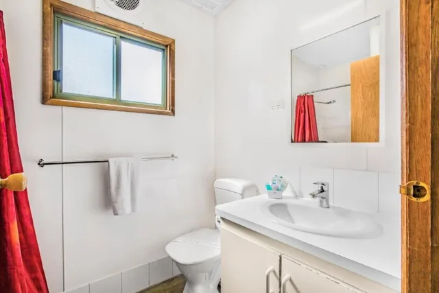 كابينة ديلوكس بسرير كوين وسرير فردي بغرفتي نوم، Halls Gap Caravan and Tourist Park 4/4