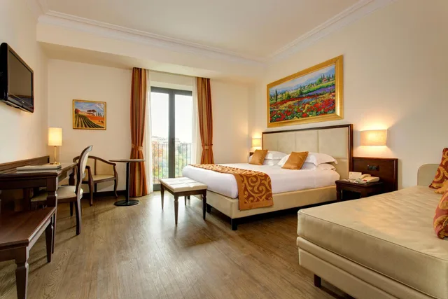 غرفة ثلاثية بسرير كوين مع أريكة، Hotel Athena Siena 3/10