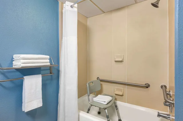 غرفة بسرير كينج لذوي الإعاقة، Days Inn by Wyndham Weldon/Roanoke Rapids 7/7