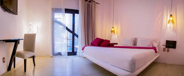 غرفة ديلوكس بسرير كينج بإطلالة على المسبح، Hotel Kinbe 4/10