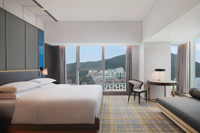 Room, King Bed, City View, Corner, Sheraton Shenzhen Nanshan 1/4