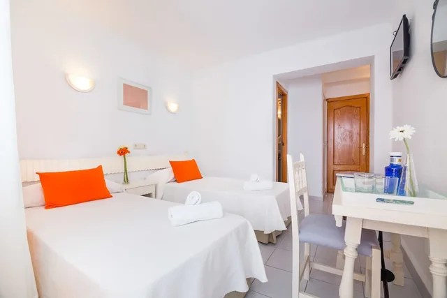 غرفة بسريرين منفصلين بشرفة، Hotel Garau 5/6