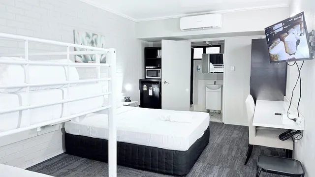 غرفة عائلية بسرير كوين وسريرين منفصلين، TROPICAL GATEWAY MOTOR INN 7/10