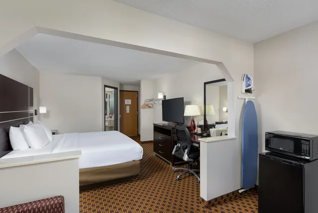 غرفة بسرير كينج مع أريكة، Super 8 by Wyndham Chattanooga East/Hamilton Place 3/3