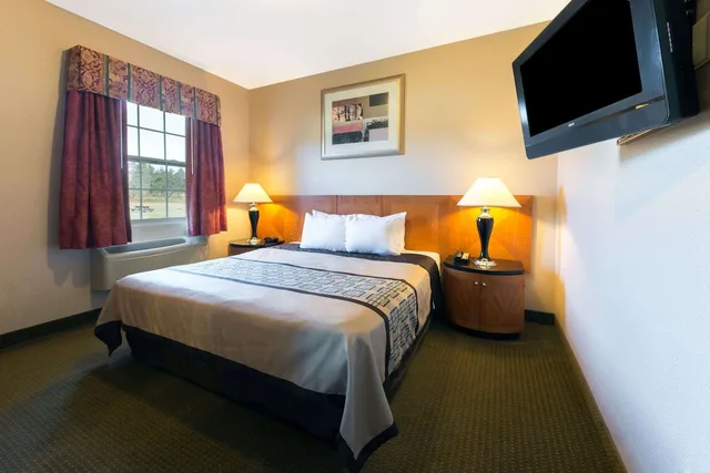 جناح بسرير كينج وسرير كوين بغرفتي نوم مع أريكة، Days Inn by Wyndham Luray Shenandoah 1/9
