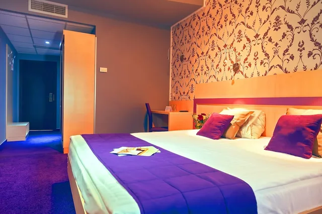 Superior, Queen Bed, Trianon 9/10