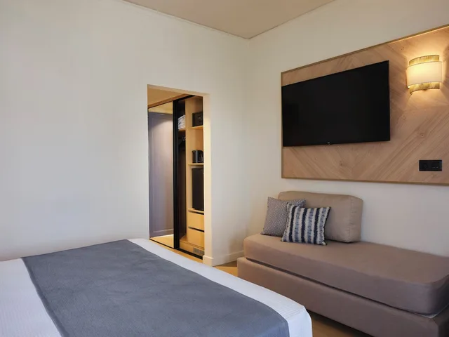 غرفة بسرير كوين بإطلالة على البحر مع أريكة، Atlantica Ocean Beach Resort 2/4