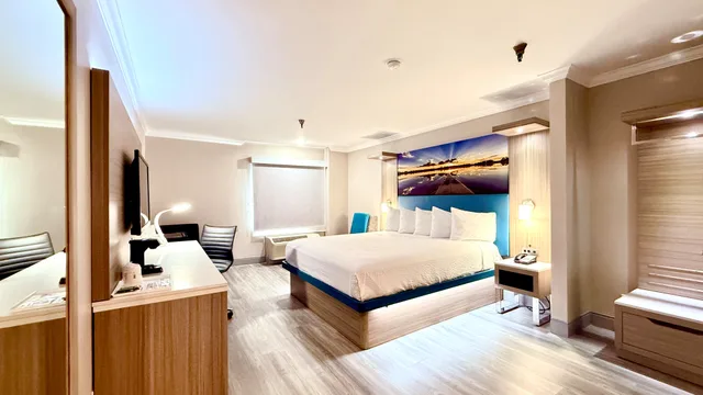 Deluxe, King Bed, Smoking, Days Inn By Wyndham Los Angeles Lax Redondo Manhattan Beach 1/7