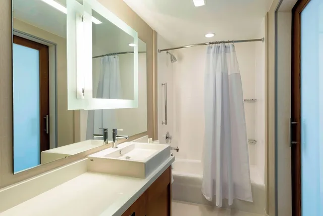 جناح بسريرين كوين بإطلالة على المسبح بشرفة مع أريكة، SpringHill Suites Orange Beach at The Wharf 5/8
