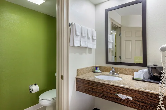 غرفة قياسية بسرير كينج، Sleep Inn near Busch Gardens - USF 10/10