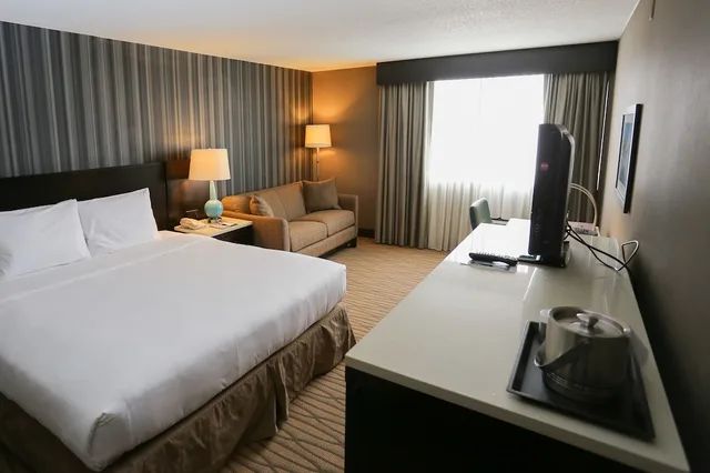 غرفة بسرير كينج مع أريكة، Wyndham Garden Westlake 3/6