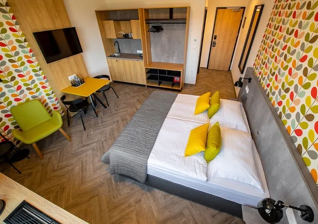 غرفة بسريرين منفصلين بمطبخ صغير، Urban Ring Hotel 5/10