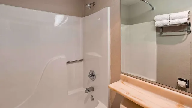 جناح بسرير كوين، Sonesta Essential Morgantown 4/4