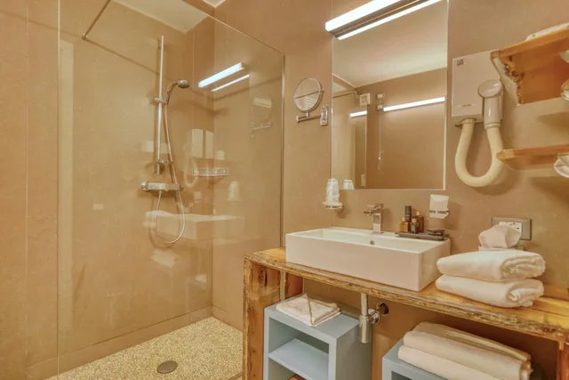 Deluxe, Suite, Partial Lake View, Balcony, Palazzo Della Scala 4/5