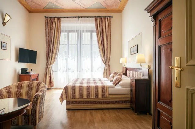 جناح جونيور، The Charles Hotel 3/4