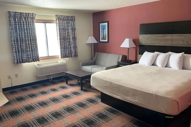 غرفة بسرير كينج لذوي الإعاقة، Baymont by Wyndham Waupun 1/2