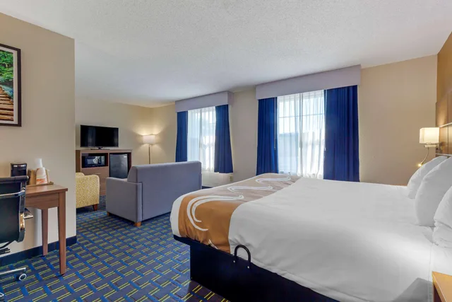 Room, King Bed, Quality Inn Lenox MA 2/4