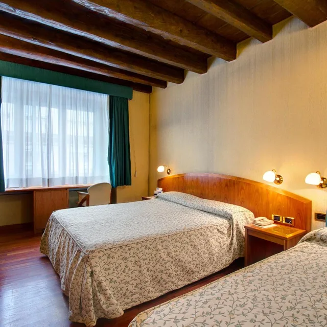غرفة ثلاثية، Hotel Corot 2/10
