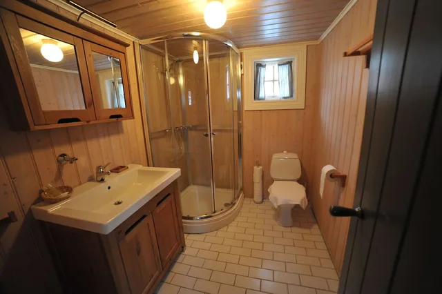 2 Bedrooms, Rorbu, Comfort, Cabin, 2 Bunk Beds، Reine Rorbuer - by Classic Norway Hotels 3/3