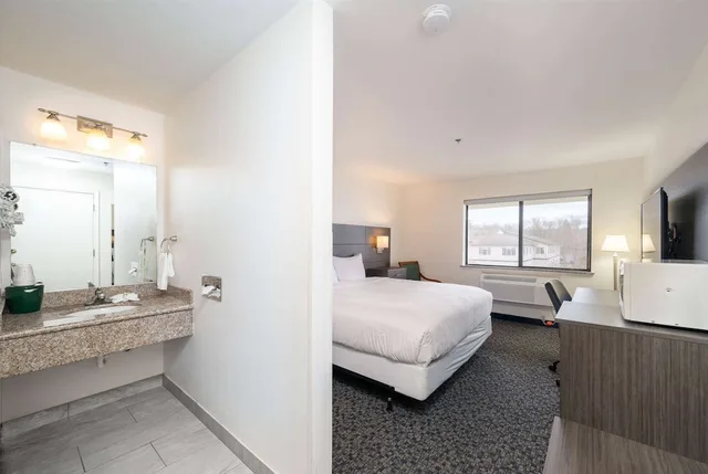 Deluxe, Studio, Suite, King Bed, Baymont By Wyndham Bellingham 8/10