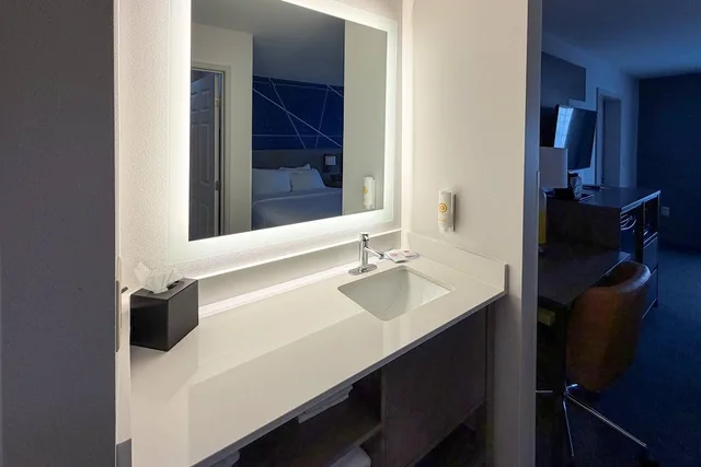 غرفة بسرير كينج لذوي الإعاقة، Summerset Hotel and Suites Rapid City West 5/7