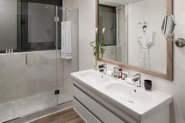 جناح جونيور، Melia Madrid Serrano 3/3