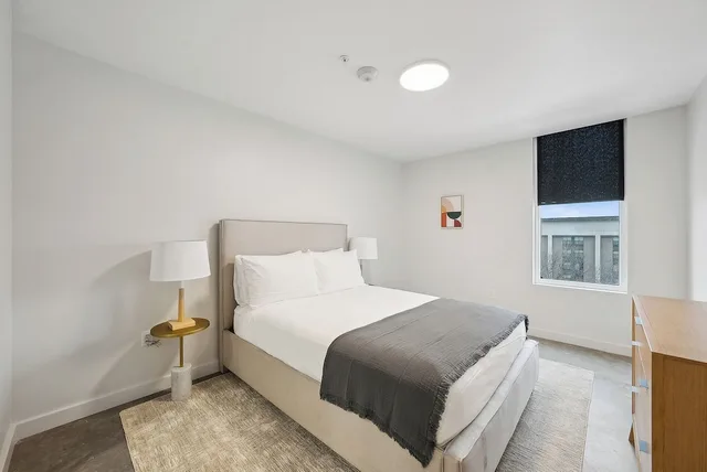 غرفة بسرير كوين بغرفة نوم واحدة مع أريكة، Placemakr Salt Lake City Downtown, Apartments by Hilton 2/2