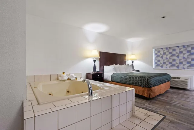 جناح بسرير كينج بحوض استحمام لذوي الإعاقة، Best Western Oakbrook Inn 3/4