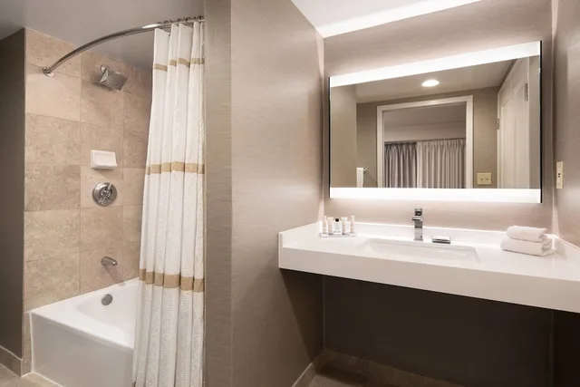 room, 2 double beds, bay view، Monterey Marriott 3/7